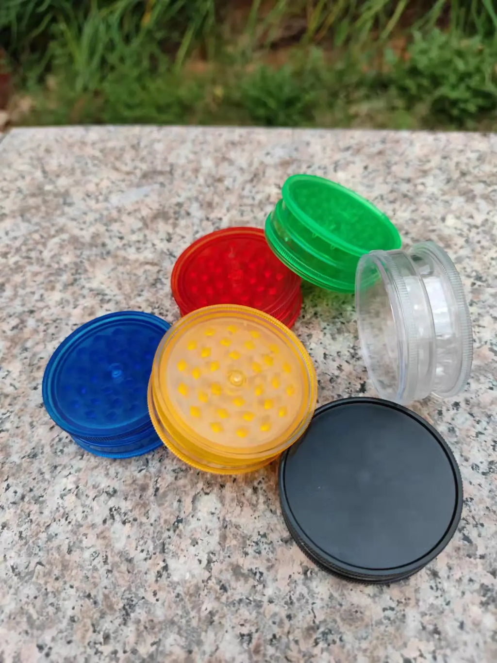 3-Tier Smoking Accessories Round Plastic Grinder Vanilla Grinder Tobacco Spice Grinder Color Custom or Random