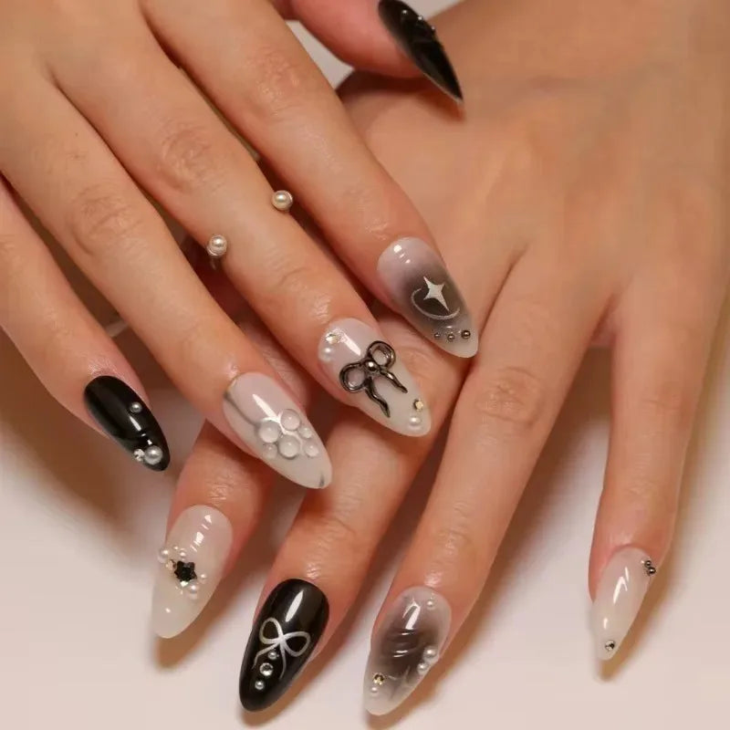 Uñas Postizas Y2K Almendra 24pcs | Lazo Plateado con Diamante | Press On Negras 💅 - Firu Total Sales