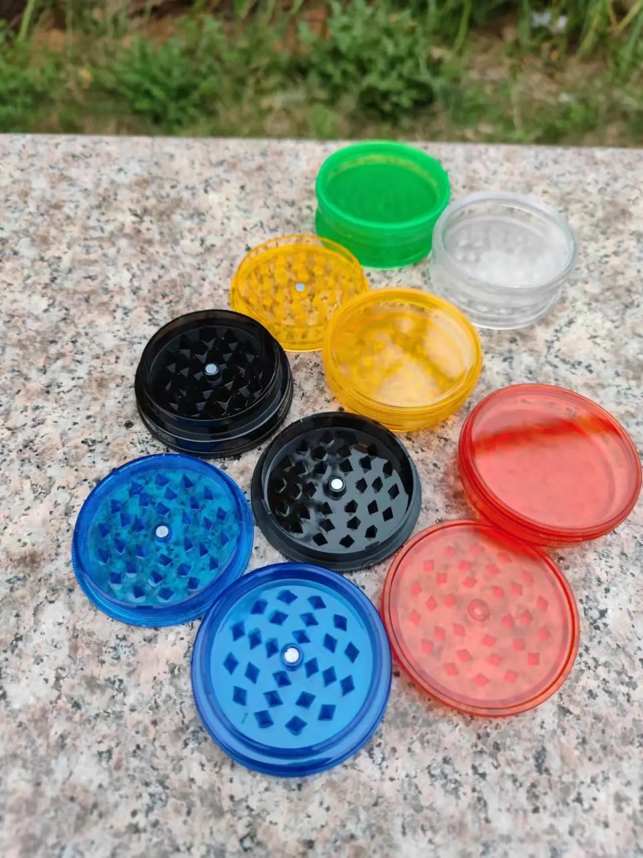 3-Tier Smoking Accessories Round Plastic Grinder Vanilla Grinder Tobacco Spice Grinder Color Custom or Random