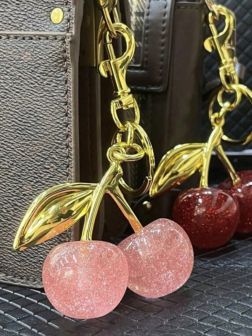 New Fashion Crystal Cherry Pendant Metal Key Chain, Suitable For Daily Wear, For Bag Accessories, Can Send Family Gifts, Friends