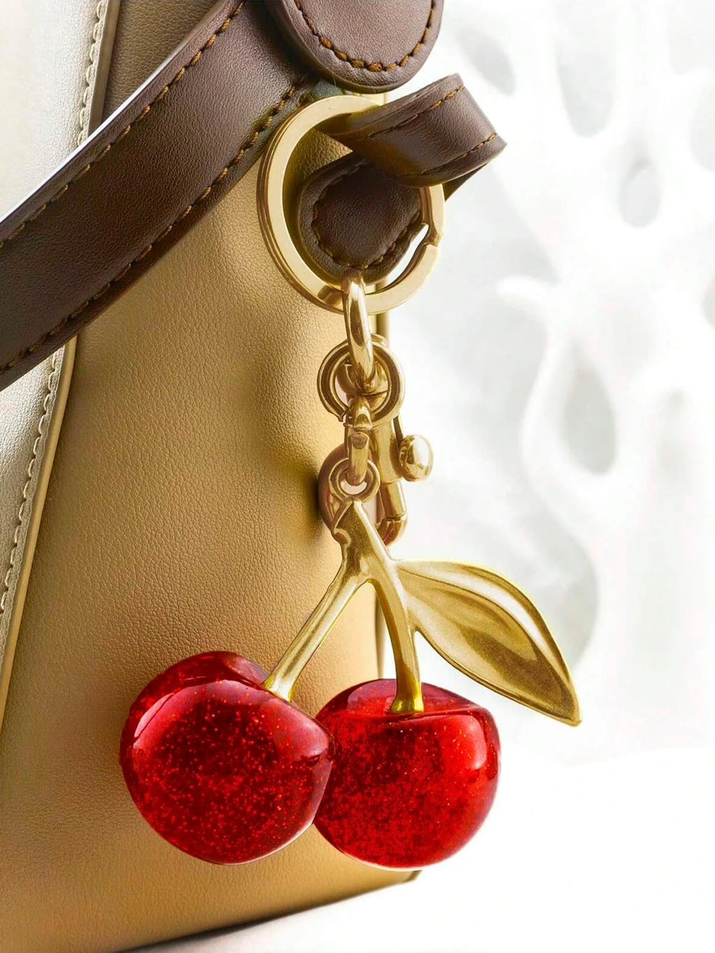 New Fashion Crystal Cherry Pendant Metal Key Chain, Suitable For Daily Wear, For Bag Accessories, Can Send Family Gifts, Friends