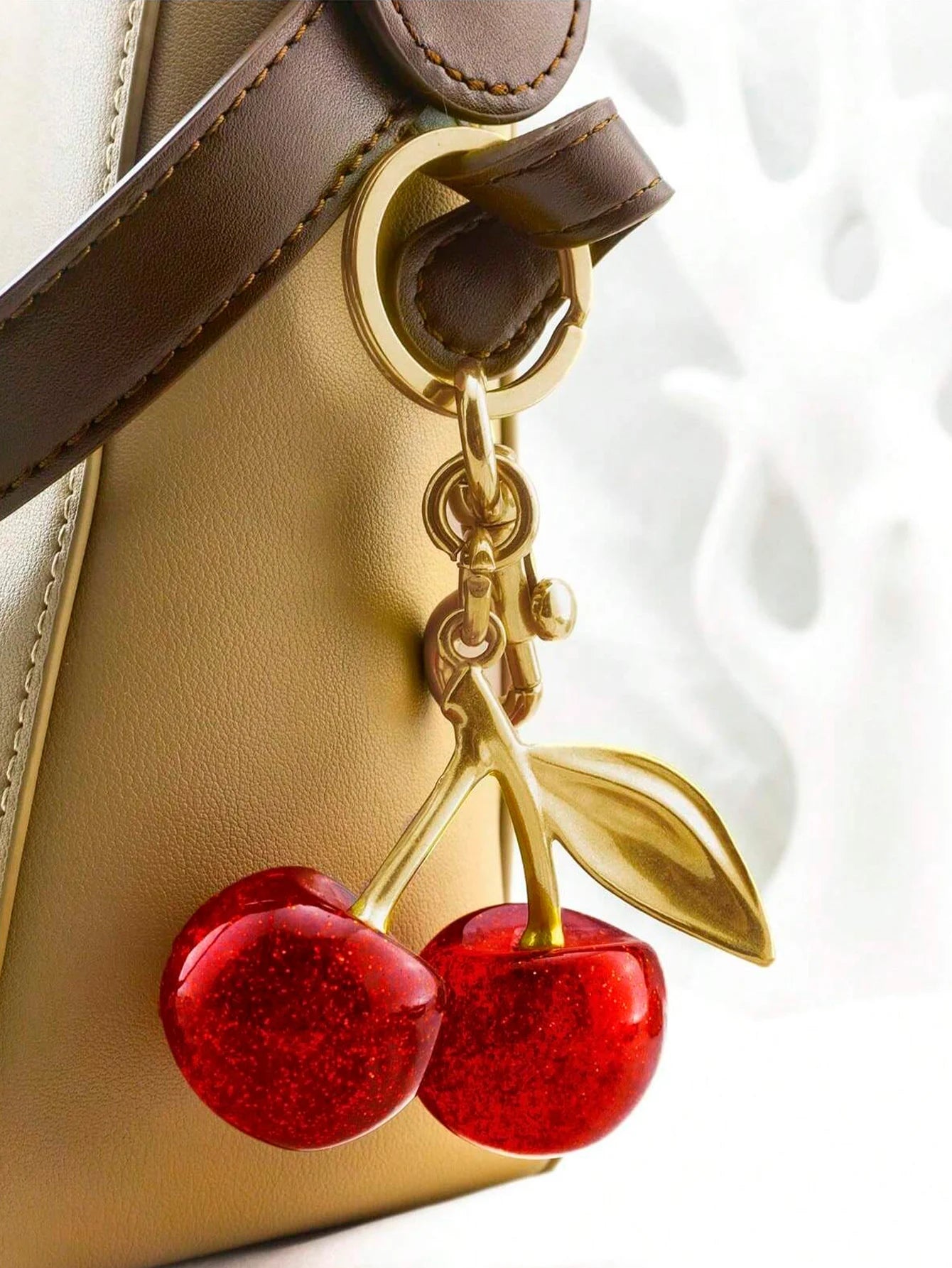 New Fashion Crystal Cherry Pendant Metal Key Chain, Suitable For Daily Wear, For Bag Accessories, Can Send Family Gifts, Friends