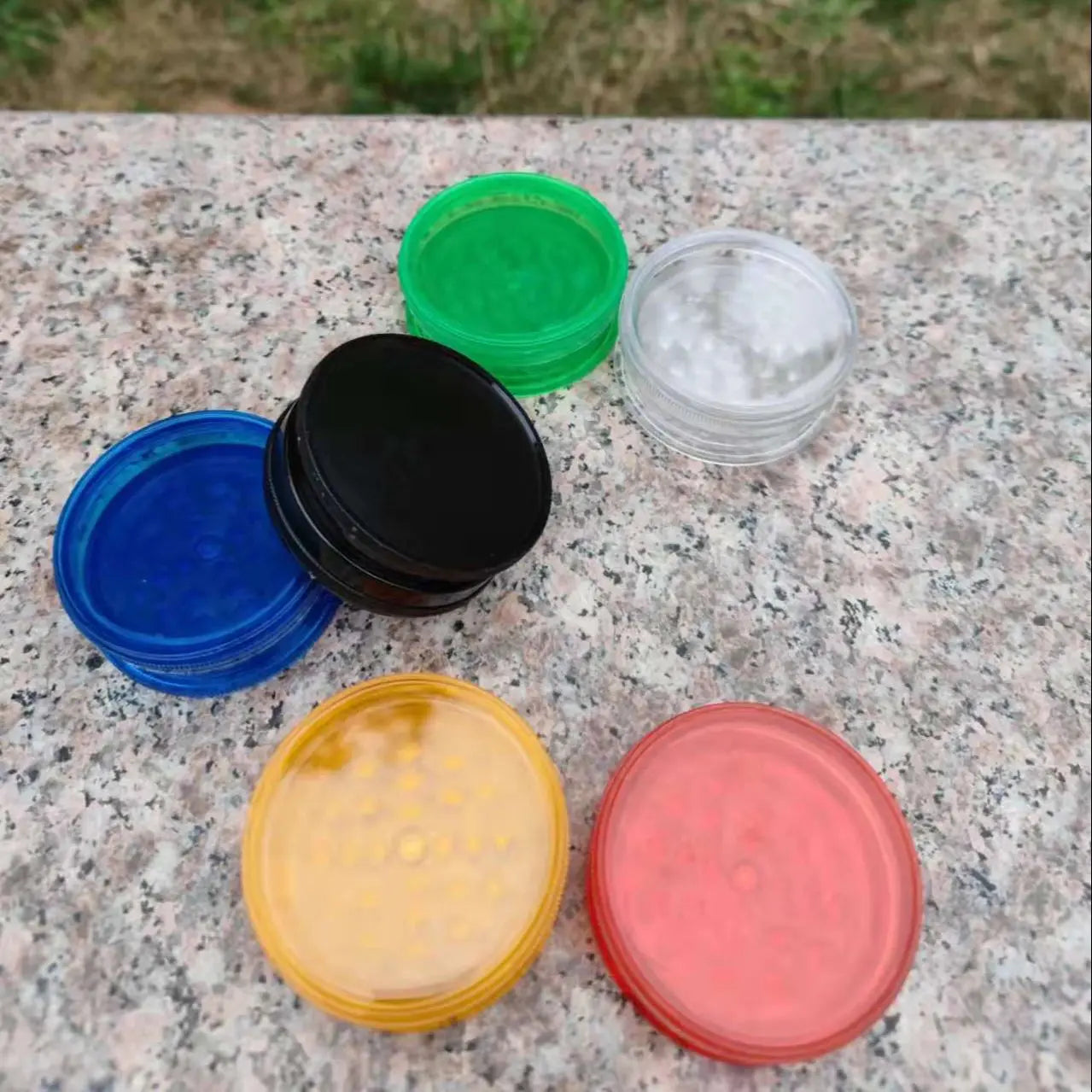 3-Tier Smoking Accessories Round Plastic Grinder Vanilla Grinder Tobacco Spice Grinder Color Custom or Random