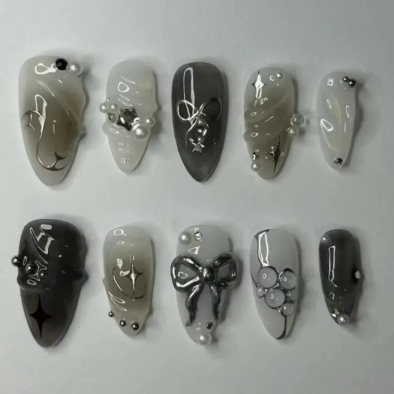 Uñas Postizas Y2K Almendra 24pcs | Lazo Plateado con Diamante | Press On Negras 💅 - Firu Total Sales