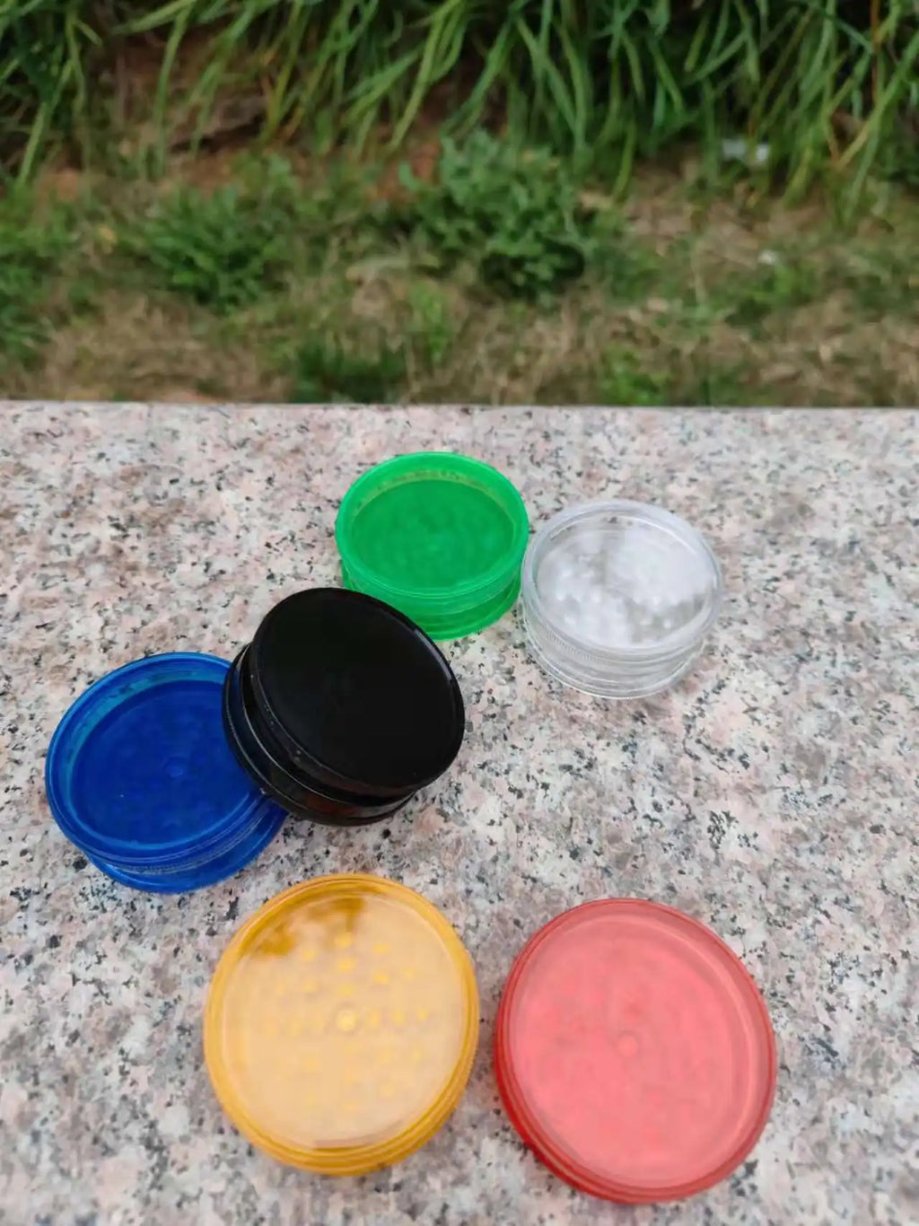 3-Tier Smoking Accessories Round Plastic Grinder Vanilla Grinder Tobacco Spice Grinder Color Custom or Random