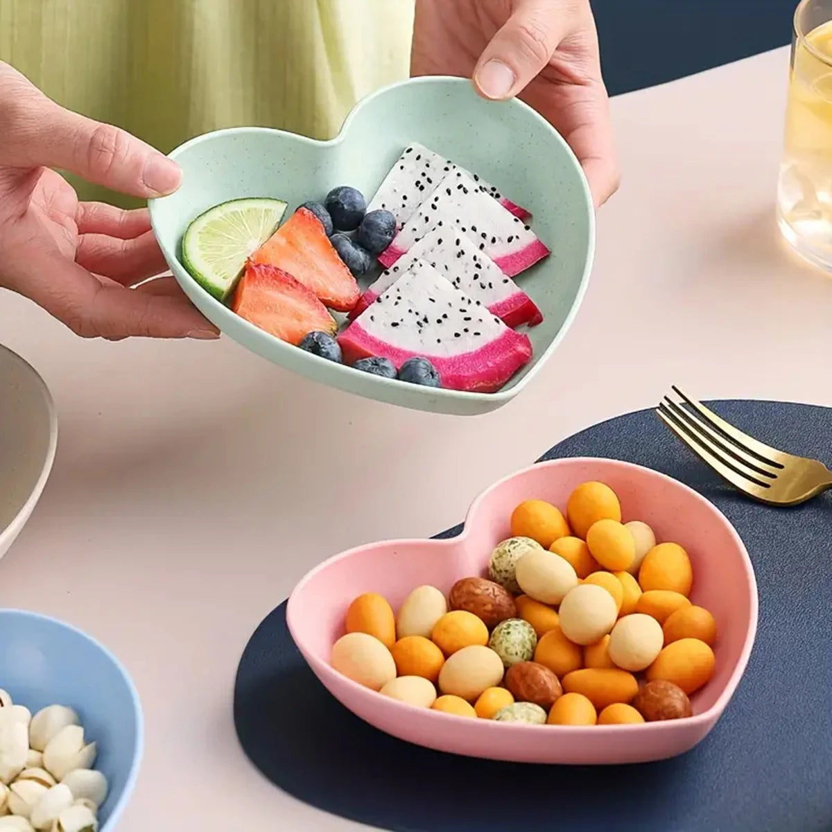 5pcs Love plate Home table bone spitting plate Snack plate Dessert plate Reusable plastic plate