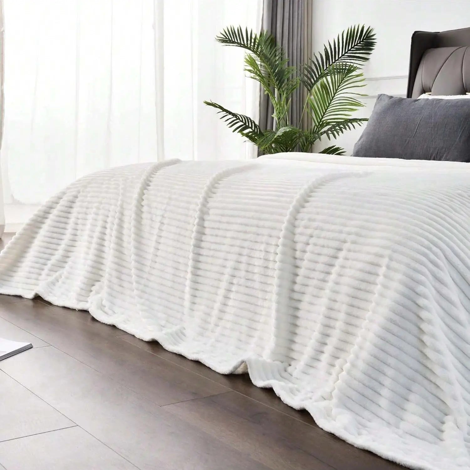 ROSEKIND Blankets 3 Size for Bed, 300GSM Soft & Warm Fleece Blanket, This stylish throw blanket for All Season